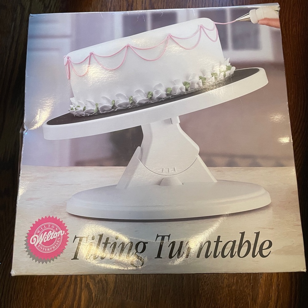 Wilton White Tilting Turntable for Cake Decorating